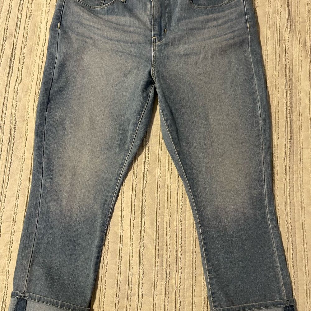 Women's Size 12 Levi Capris